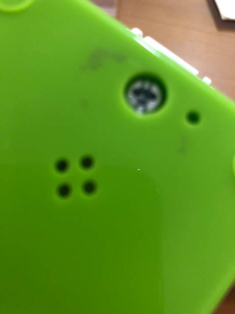 Hàng có nhiều vết trầy xước, có hiện tượng sử dụng rồi. Catalog kỹ thuật không bị móc meo, không có hướn dẫn sử dụng tiếng việt. Không có tem bảo hành dán trên thân máy.