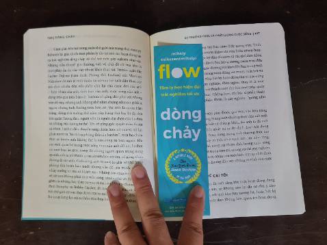 Vừa nhận sách xong nên đánh giá cảm quan trước về chất lượng dịch vụ và chất lượng làm sách.
Sách được bao gói cẩn thận, nguyen seal nilon, bọc 1 lớp xốp chống sốc bên ngoài, sau đó mới đóng vào hộp carton vừa vặn với sách. Dịch vụ ship tiết kiệm hài lòng, không cần quá nhanh. Giá mua tiki khá tốt.
Sách của FirstNew, ruột in giấy ngà vàng nên đọc không mỏi mắt. Bìa làm mỏng quá, nên làm bìa định lượng dầy hơn chút sẽ tốt hơn, hoặc ra thêm bản bìa cứng. Kích thước 14 x 20 khá gọn, cầm đi đọc được, nếu có bản nhỏ hơn thì tốt, vì bản này phần khung chữ thu vào nhiều, để thừa giấy lề nhiều.
Được tặng kèm bookmark nhưng cũng mỏng tang, nếu dày dặn thì giá trị biết mấy.