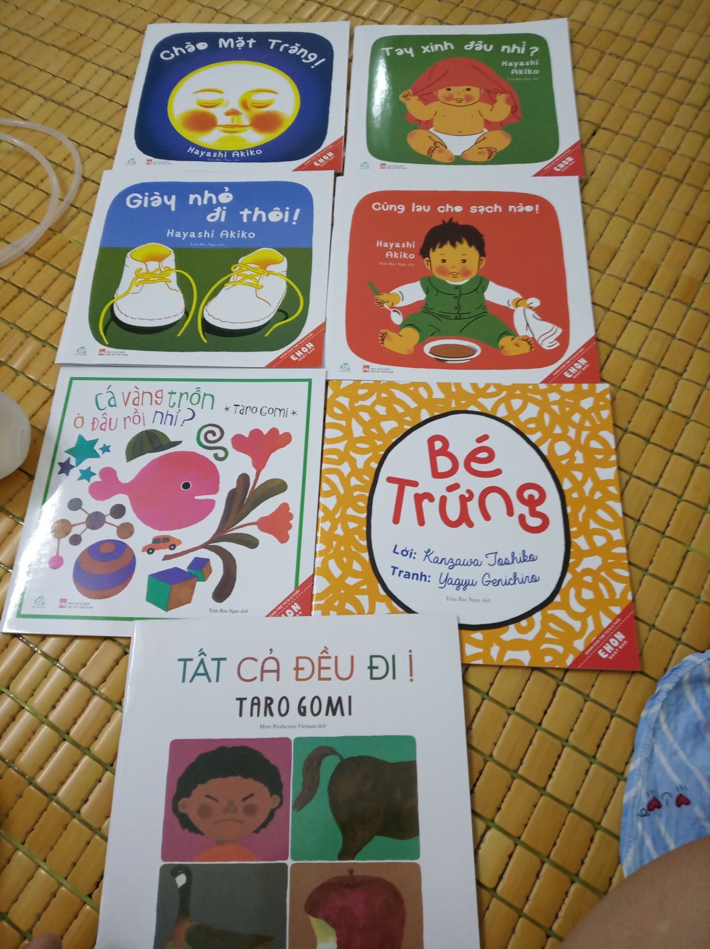 tiki giao hàng nhanh. Sách đẹp, tranh vẽ rõ ràng, bé rất thích. Giá in bìa cả 7 cuốn đều 29k tính ra mua combo trên tiki vẫn lợi hơn ra nhà sách nhiều.