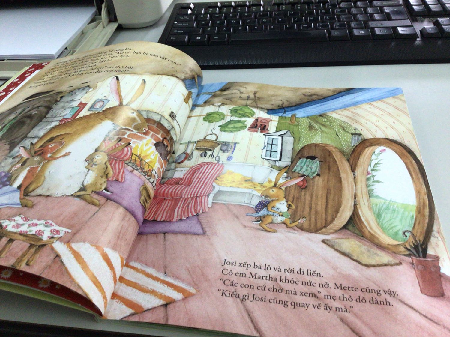 Cuốn sách hay tuyệt vời. Chất lượng giấy cũng tốt. Sách gồm 2 câu chuyển nhỏ xoay quanh nhân vật bé thỏ với mẹ và hai em gái. Câu chuyện nhẹ nhàng, tình cảm. Bé rất thích.