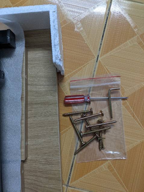 Giao hàng nhanh hơn mong đợi (dự kiến là 14/11 sẽ nhận hàng nhưng 04/11 đã nhận được hàng). Shop có tâm khi chèn thêm miếng xốp ở các góc bàn (cái này thì mình hơi lo do đọc một số nhận xét về việc vận chuyển khiến góc bàn bị hư). Có đầy đủ tua-vít lẫn ốc để lắp ráp bàn. Dễ lắp ráp, mình chỉ cần khoảng hơn 10 phút là lắp ráp xong. Dù chân bàn hơi cập kênh một xíu nhưng lót 1 miếng bìa các tông là hết. Với một chiếc bàn như thế này thì phải nói là giá quá ổn luôn. Nói chung là rất hài lòng với sản phẩm này.