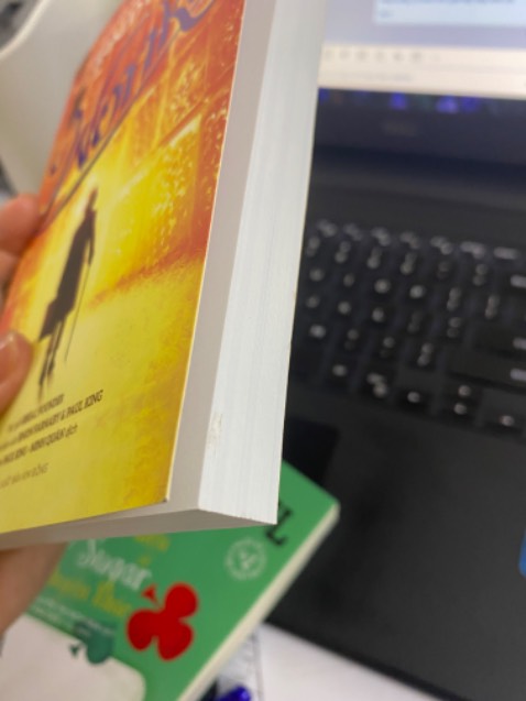 Sách giao dơ, dính vết trên sách