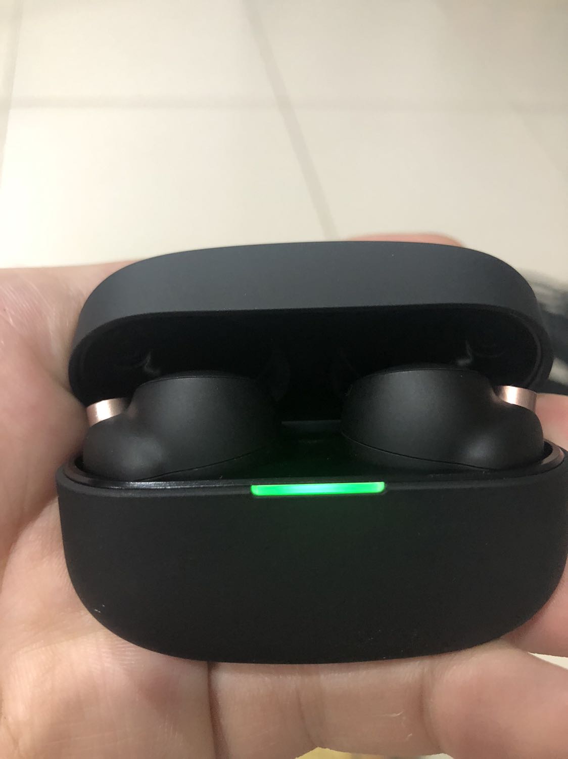 Cảm nhận của mình ban đầu là hộp tai nghe nhỏ hơn tưởng tượng, phần chốt bản lề khó tính thì có thể gọi là hơi thiếu chắc chắn (với tầm tiền này mà nghe cót két nhè nhè nhẹ vậy thì cũng hơi khó chịu, case ko chống nước). Housing to nên đeo khá cấn tai (lâu thì đau tai), tips bọt biển cách âm tốt - nhưng đeo lâu như khi làm việc thì sẽ có kích ứng - dù vệ sinh tips rất kỹ.
Âm thanh mình đã nghe qua wh-510, ex-155ap của sony, và thật sự default của con này không khác mấy :))), 
Điểm ăn tiền là ANC, ambient sound, 360 realtek + hi-res lossless tạm đc, equalizer chỉnh chỉnh để hợp các loại nhạc khác nhau, mở rộng âm trường cũng mức chấp nhận đc
Pros: bass sâu, mạnh, rung não :)), ANC da best (ko khử tiếng nói, âm thanh quá, tần số cao), bluetooth trong vòng 25 bước,
Cons: cảm giác đeo tệ, âm thanh ko có hi-res +360 realtek+ equalizer thì cũng ko khác mấy sp tầm trung của hãng