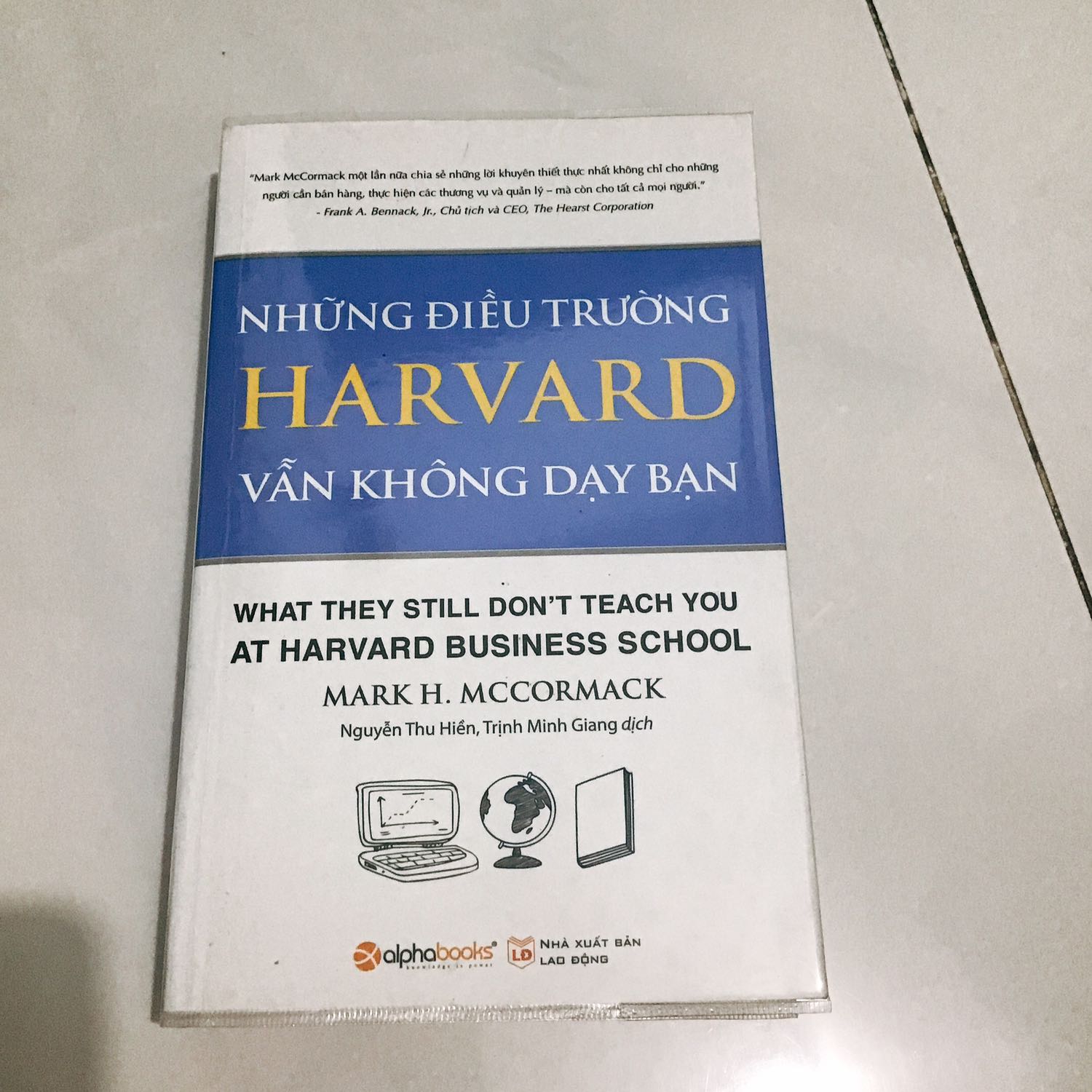 So với cuốn tỷ phú bán giày thì cuốn này khá cũ. Chắc cũng tồn kho lâu đấy. Cũng do sách dày và giá hơi chát chăng. =))