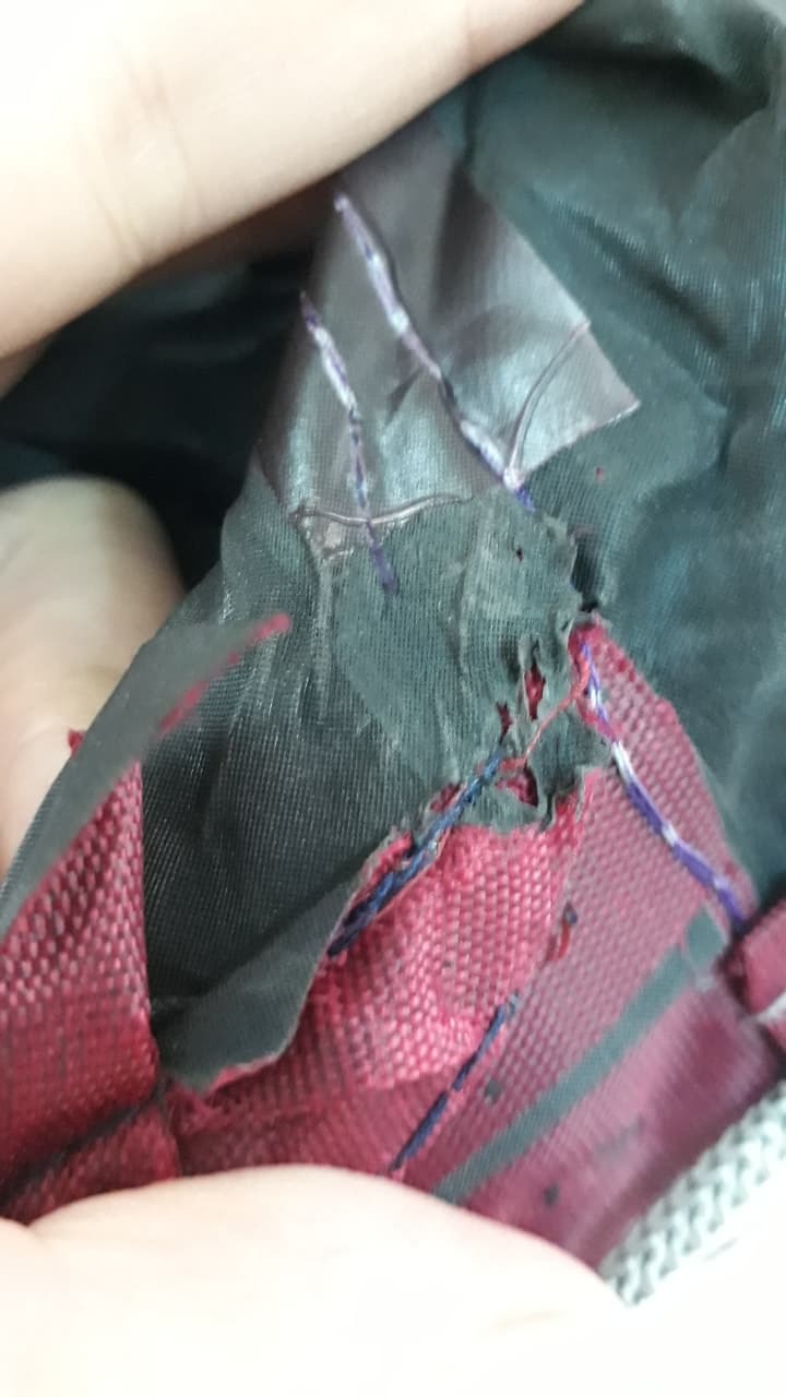 Áo mưa nhận về không như quảng cáo, chất lượng kém, đường may sứt chỉ và đường may rất thưa, rất dễ bị rách nơi đường may, lớp nhựa tráng bên trong rất dễ bong nên sẽ thấm nước, trông không chắc chắn tí nào. Tôi đặt áo mưa có kính che và khẩu trang thì lại giao áo k có khẩu trang.. lúc nhận áo mưa t bận nên chưa ktra mấy ngày sau mới xem thì cảm thấy bực m nhưng k trả lại được vì quá hạn.