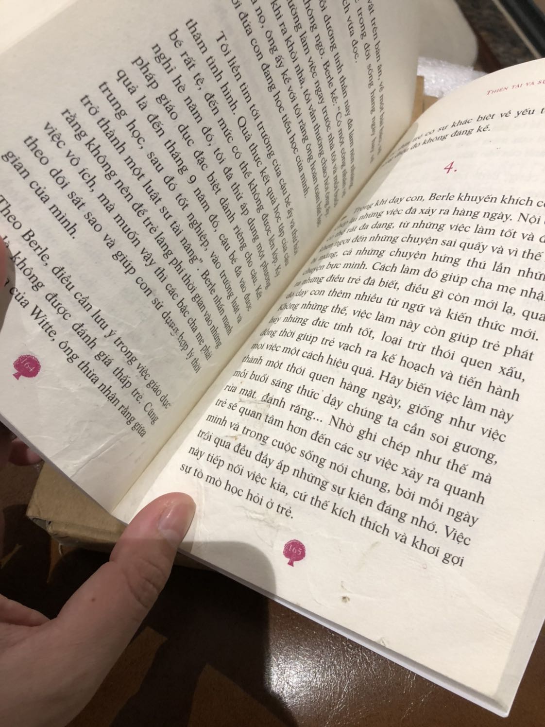 Mình đã mua sách rất nhiều lần trên Tiki cũng như trực tiếp tại cửa hàng Fahasa nhưng chưa bao giờ gặp trường hợp như thế này! Thực sự rất bức xúc, trước giờ mỗi cuốn sách mình mua mình đều gìn giữ cẩn thận, có những cuốn mình đọc đi đọc lại nhiều lần nhưng vẫn rất mới vì mình trân trọng từng cuốn sách của mình, vậy mà hnay sách còn chưa kịp đọc đã thế này rồi, háo hức nhận sách mở ra gặp cục tức như thế này đây! 
Mình cũng ko có ý định đòi đổi lại sách vì rất mất tg, chỉ mong bên nhà cung cấp và Tiki cẩn thận hơn trong việc kiểm tra sản phẩm trước khi gửi cho khách hàng!