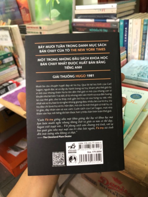 Một cuốn sách hay, tuy cuốn sách được tác giả viết từ thế kỉ trước rồi, lúc mà mình còn chưa sinh ra nhưng những câu chuyện trong cuốn sách thật sự giúp mình mở mang được rất nhiều điều. Những câu chuyện trong cuốn sách rất hay, rất lôi cuốn, đọc xong thấy mình thật nhỏ bé biết bao nhiêu. Sách viết về con người và vũ trụ, về lịch sử cũng như địa lý, sinh học,… nhưng không hề khô khan mà rất gần gũi, dễ hiểu. Ai yêu thích khoa học thì nên đọc nhé. Sách hơi dày nên không thể đọc nhanh được. Tiki đóng gói okela.