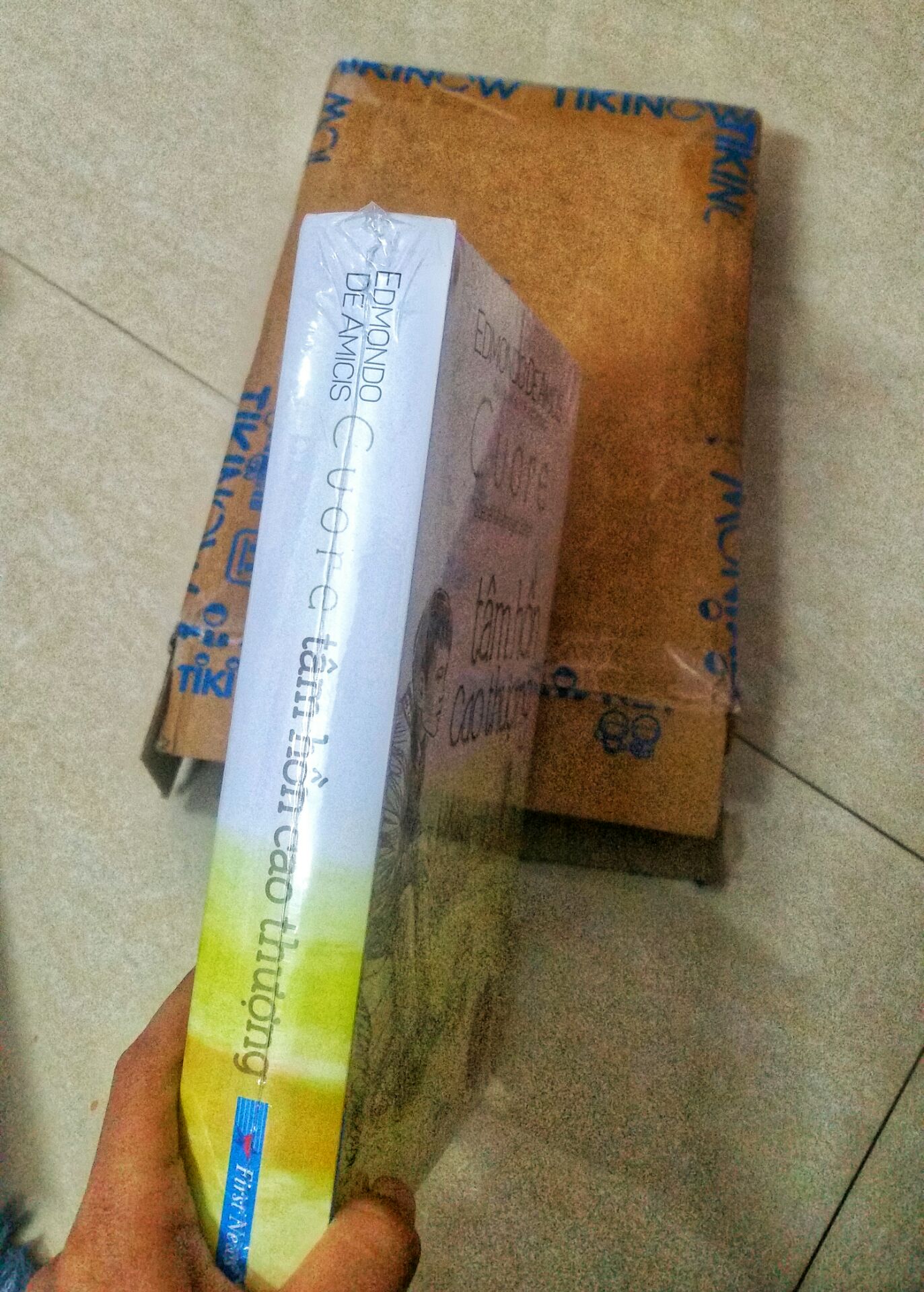 Rất hài lòng. Giao hàng đúng hẹn. Đóng gói cẩn thận. Tiếc 1 chút vì vài trang bị ố màu nhưng nhìn chung rất tốt. 
Nội dung sách cực kỳ hay, ý nghĩa. Mỗi một câu chuyện ngắn gọn nhưng để lại nhiều bài học sâu sắc dễ cảm nhận. Cảm ơn nhiều !