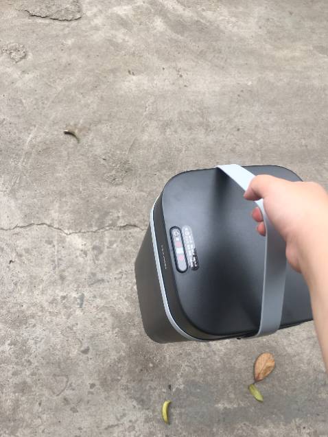 Dùng vài ngày thấy cũng ok, cảm ứng mượt như soni, đóng mở sau 6 giây, khá là nhanh không bị tốn pin. Không phải loại sạc pin lích kích, cứ lắp 2 pin con thỏ vào là dùng. Có khá nhiều màu nhưng mình chọn màu đen vì nó sạch và sang ấy, có quai cầm bằng silicon xách đi đâu cũng được, dễ di chuyển các phòng. Mấy thùng cũ mình mua là cứ phải bê bê, mắc mệt. Sẽ mua thêm để ở các phòng cho tiện sử dụng!