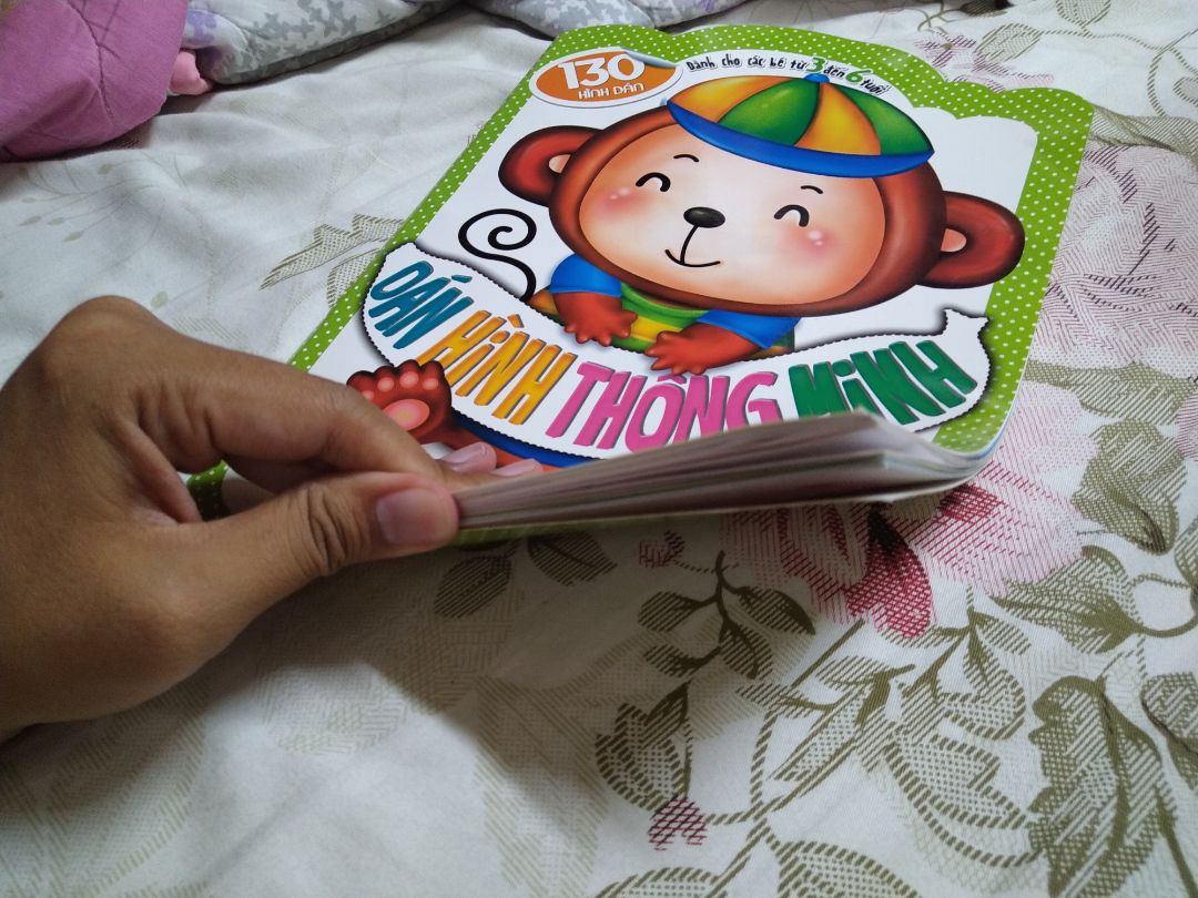 Sách nội dung hay, cần người lớn kèm, đọc tiêu đề hướng dẫn bé thực hiện. Bé 2 tuổi rất thích học. Bé 4 tuổi thì ham dán hơn.