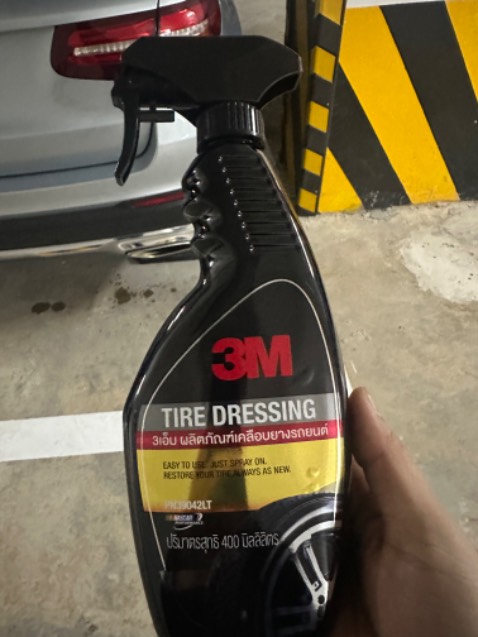 Lốp bóng đẹp hẳn, xịt xong cần lấy chổi hoặc miếng mút lau thì sẽ bóng đều