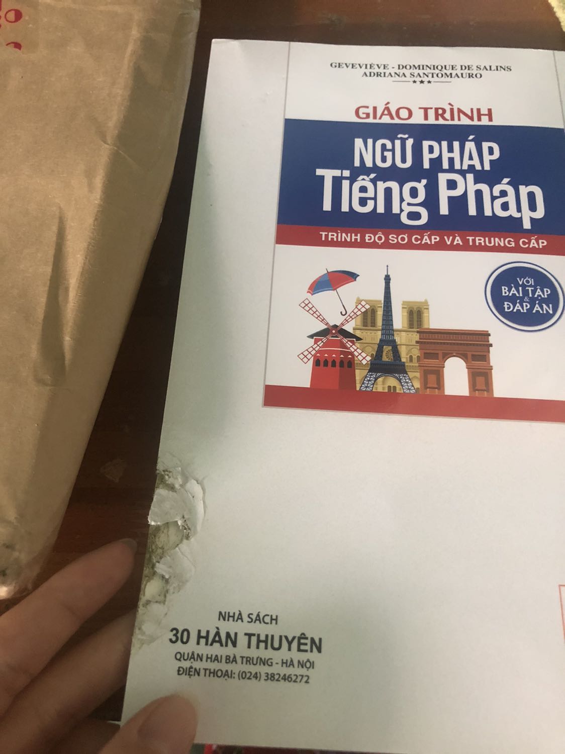 Mình đặt mua 3 cuốn thì có 1 cuốn bị lỗi vận chuyển, 2 cuốn còn lại thì đóng hơi bị sơ sài