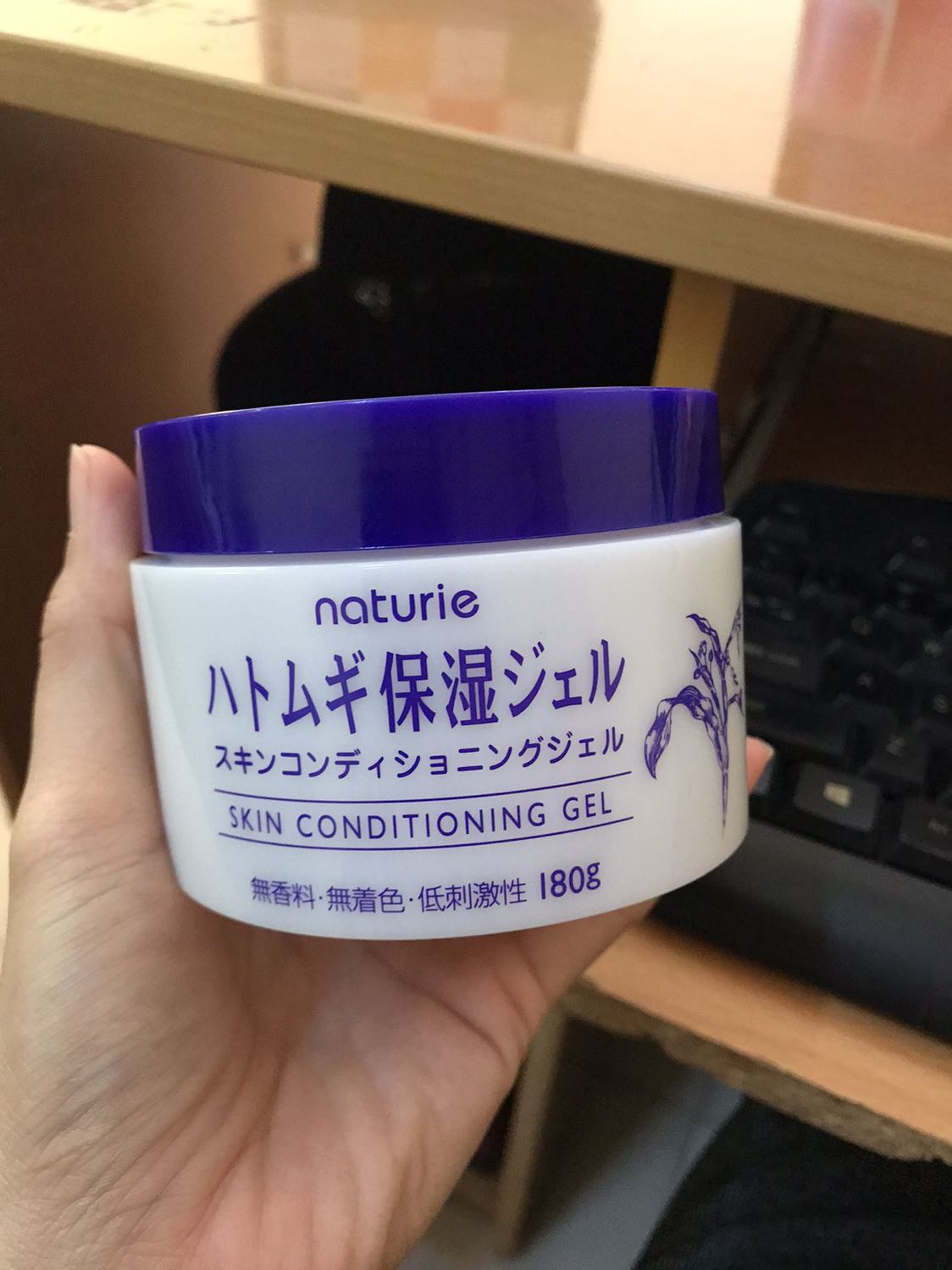 Mình mới biết kem này dạo gần đây, thấy không thịnh hành lắm ở Việt Nam, ít beauty blogger cho review nữa...nhưng bảng thành phần lành tính và phù hợp cho da dầu thì mình thấy an toàn, mình không biết check hàng auth, thấy các bạn mua trước bảo là check rồi, mình thấy Tiki Trading bán nữa nên cũng khá an tâm. Mình mới thử texture trên da tay thì thấy mát, thơm nhẹ, thấm nhanh, mình dùng kem chống nắng La Roche Posay, chưa thử apple lần lượt để xem lớp fisnish có bị vón cục, bệt không, kem chống nắng La Roche Posay dạng cream cho da dầu hay thế trên da mình lắm ?. 
Mùa đông thỉ chắc kem này thích hợp để dưỡng ẩm, không biết mùa hè thì thế nào. Hy vọng mình gắn bó được lâu dài với kem này.