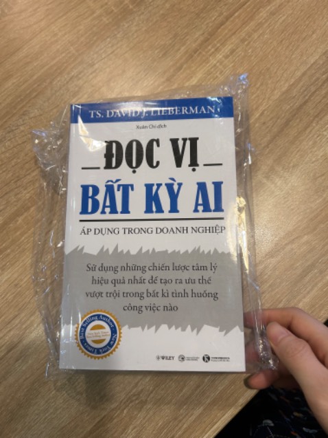 Sách mua trên Tiki thì khá là ưng ý. hàng giao nhanh, đóng gói vô cùng cẩn thận, sách đọc bọc kỹ càng. 
Mình được giới thiệu là sách khá hay nên mình đang hào hứng để đọc đây.