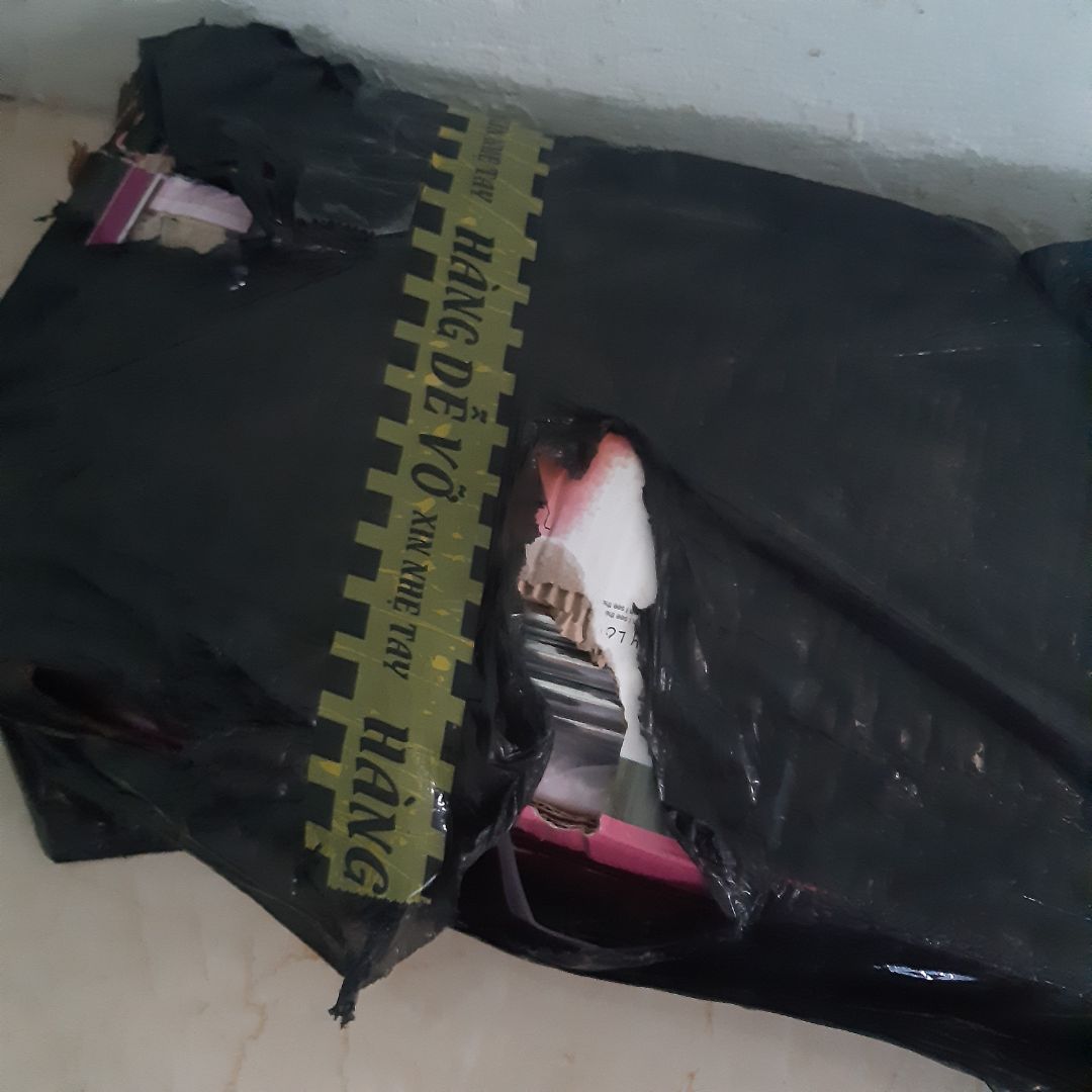 gói hàng vô cùng ẩu, giao hàng cũng ẩu, hộp bị thủng, mấy cái khớp nối thì không để trong túi, rơi mất vài cái rồi, giờ không thể lắp tủ được.