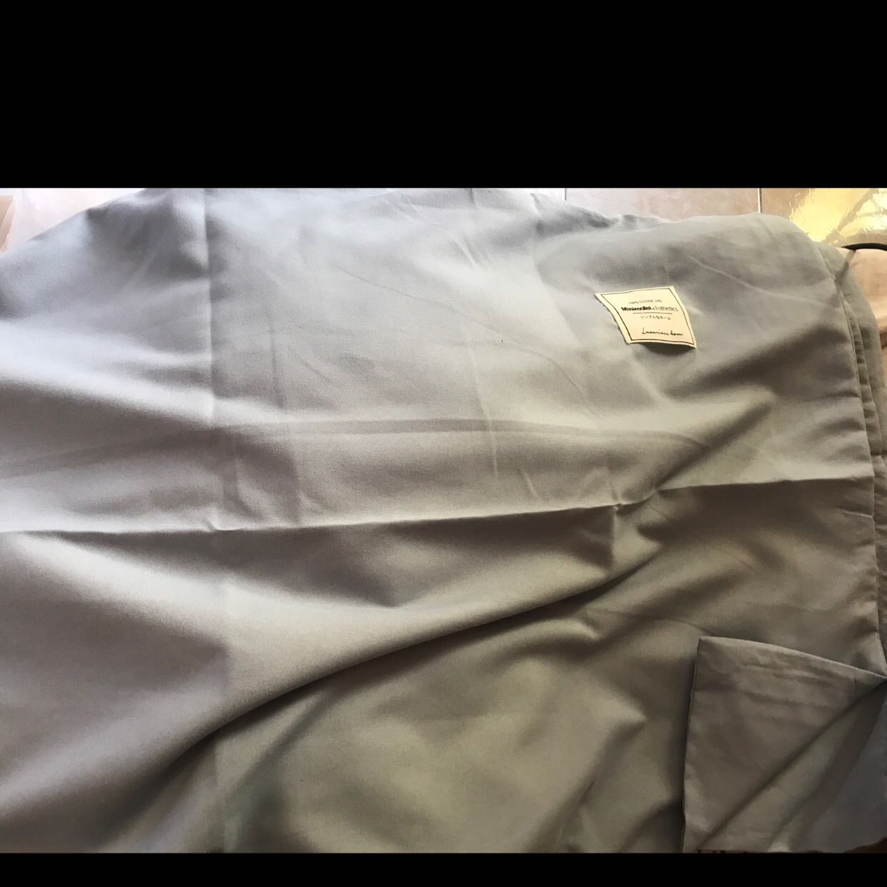 Áo gối không giống hình. Trên hình có màu hồng nữa mà gửi cho mình toàn xanh. Màu bên ngoài tối hơn nhìn giống màu xám hơn xanh.