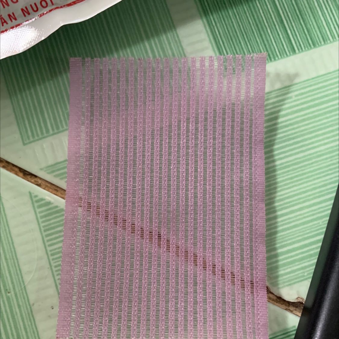 Dán rất ok , mình có thử dùng cái tóc nhưng hay rớt lắm miếng dán thì gọn gàng tiện dụng