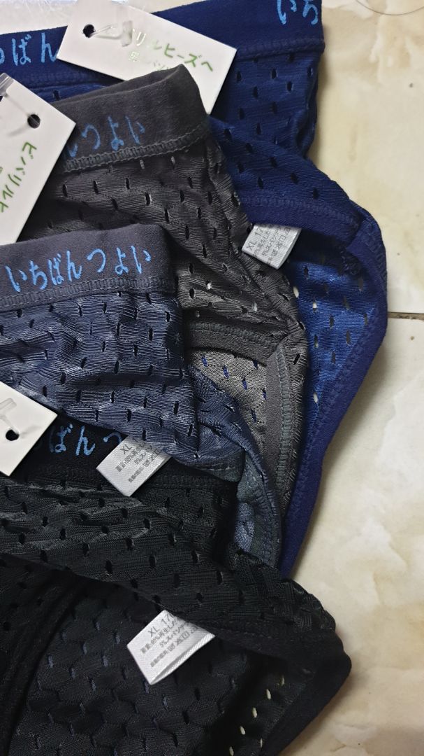 Tôi đặt mua Size XL vì theo Shop Size này người dưới 68kg mặc vừa (tôi 61kg), nhưng khi nhận hàng thì tôi rất thất vọng vì:
1/ Hộp 4 cái nhưng 3 Size khác nhau mặc dù tất cả tag ở trong đều ghi XL 170-90. Phải chăng là *** đảo khách hàng?
2/ Tôi mặc thử cái lớn nhất (màu xanh dương) cũng không vừa.
Tôi yêu cầu được đổi hàng size XXL và phải đảm bảo 4 quần đều cùng Size Tôi đặt mua Size XL vì theo Shop Size này người dưới 68kg mặc vừa (tôi 61kg), nhưng khi nhận hàng thì tôi rất thất vọng vì:
1/ Hộp 4 cái nhưng 3 Size khác nhau mặc dù tất cả tag ở trong đều ghi XL 170-90. Phải chăng là *** đảo khách hàng?
2/ Tôi mặc thử cái lớn nhất (màu xanh dương) cũng không vừa.
Tôi yêu cầu được đổi hàng size XXL và phải đảm bảo 4 quần đều cùng Size