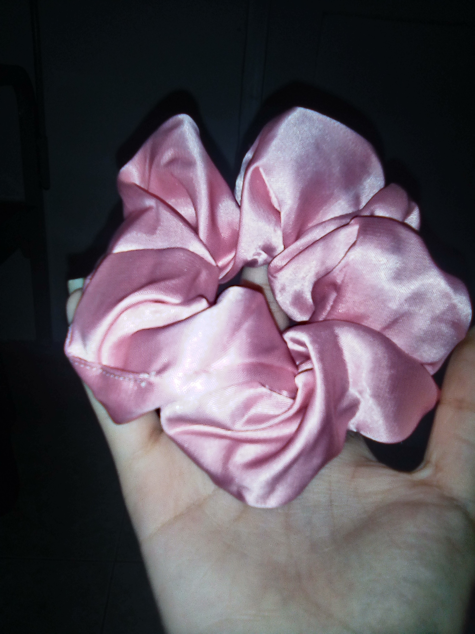 Đồ cột Tóc nhìn có vẻ ko giống hình lắm nói chung là ko quá xấu cũng ko quá đẹp nhìn cũng ổn nhưng có vẻ là đồ cột tóc làm khá to hơn hình thun thì rộng hơn vải thì làm khá to nhưng ko sao vẫn cho shop 5 sao