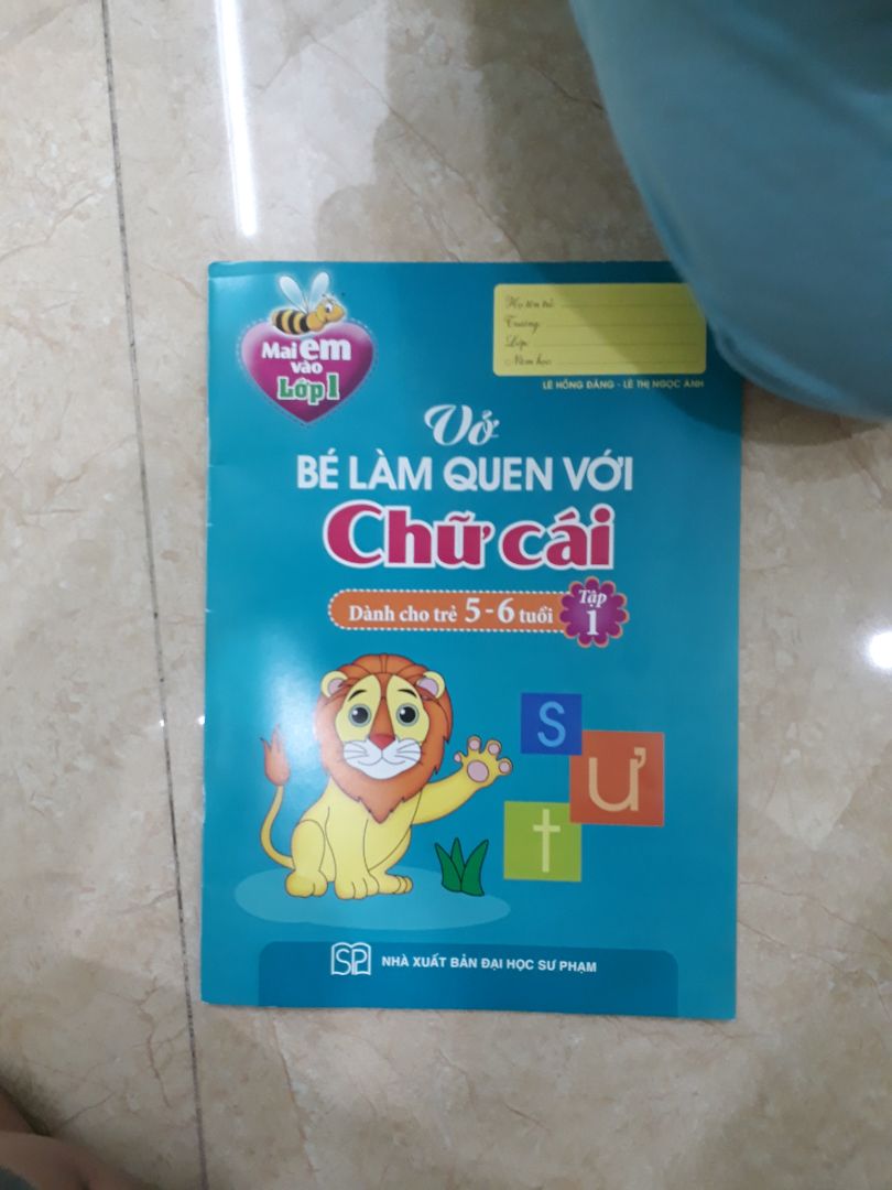 hình ảnh với màu sắc sinh động. có nhiều cỡ chữ để bé tập viết và tô màu nên bé rất thích