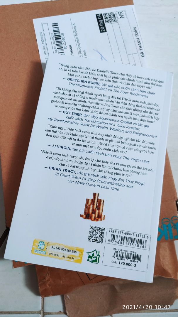 Nghe sách nói thấy hay quá nên mua, đúng là khác biệt như việc "nghe kể" với "chính bản thân sở hữu". Sách đẹp vuông vứt, hàng cao cấp niêm phong nilon, giấy dày lán o, được mã cào của NXB trẻ tặng ebook nữa mà app die từ 2017 rồi. 
450 trang đọc chiêm nghiệm tầm 10h là hết, nhưng nội dung thực hành phải 1 năm mới xong, đầy đủ kiến thức để 1 người mù tài chính coi clip ko thể hiểu nổi như mình, có thể đọc hiểu báo cáo tài chính, phân tích doanh nghiệp, định giá cty.  Thời kỳ đầu ko lựa chọn cổ phiếu bắt đầu từ đâu, giờ có danh mục riêng phù hợp sở trường rồi.