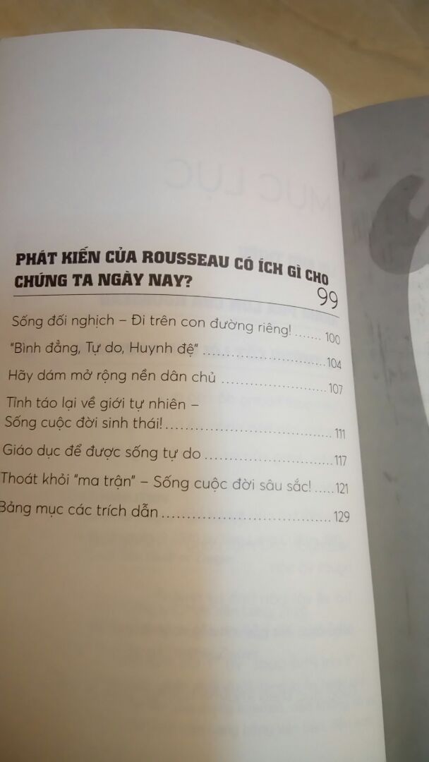 Sách mới đẹp, trang nhã. Sách tóm lược những tư tưởng của Rousseau và áp dụng vào cuộc sống