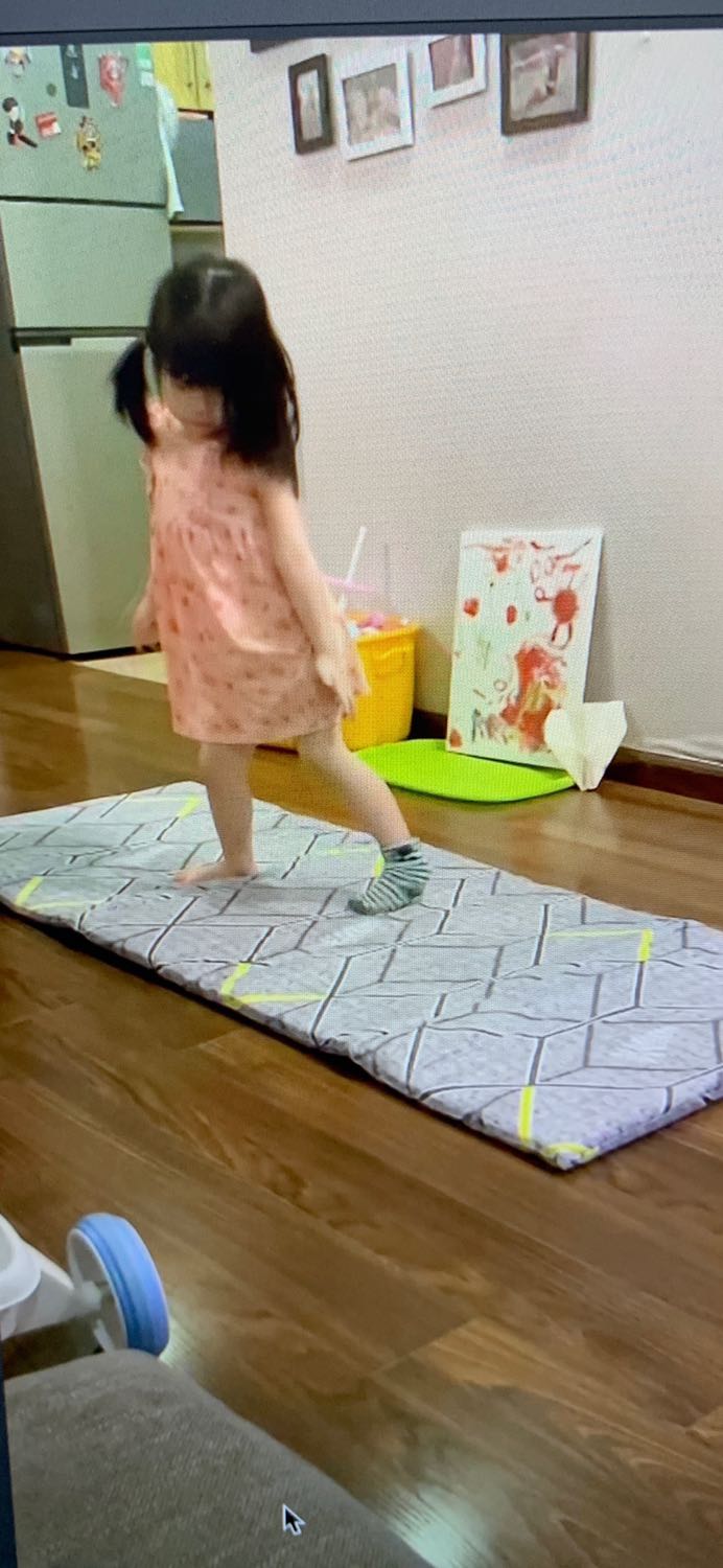 Sản phẩm này chất lượng rất tốt, vải cô tông rất mát và nằm rất êm, mua về cho tụi nhỏ chơi, nằm xem tivi , đi picnic hay là mang đi du lịch thì quá tuyệt vời!!!