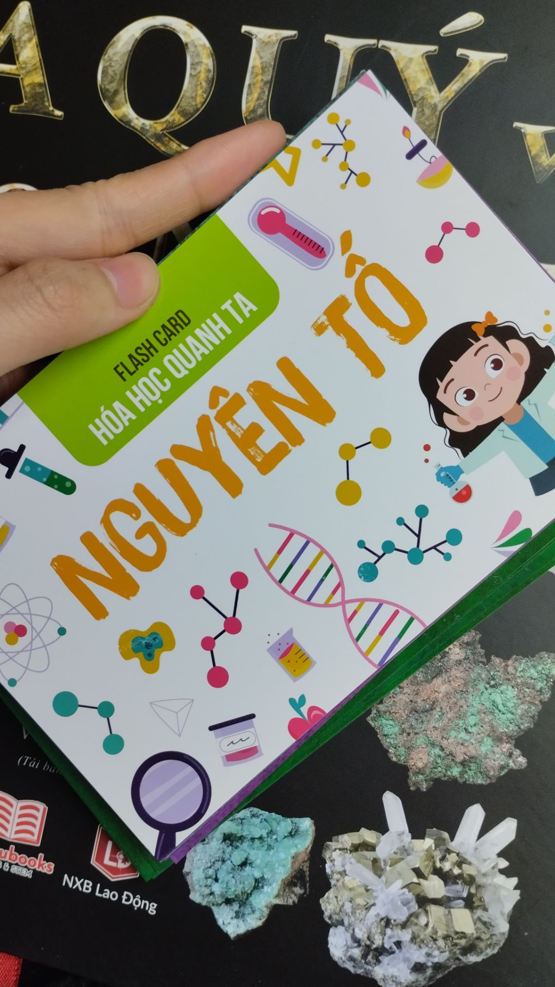 Sách có nội dung thú vị, dễ tiếp cận với mọi lứa tuổi. Hình ảnh rõ nét trực quan (in quá đẹp). Flash card tặng kèm mình rất thích và hay mang theo bên người để tiện học. Nhà cung cấp đóng gói tỉ mỉ, cẩn thận, giao hàng nhanh và lịch sự. Cảm ơn vì ai cũng đều có tâm trong công việc của mình.