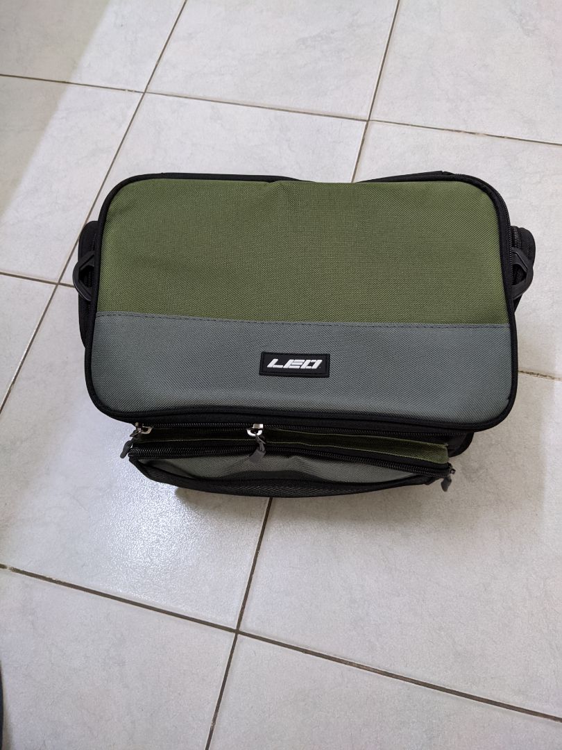 giao từ nước ngoài nên phải chờ, túi đẹp như trong hình, chắc chắn, rất đẹp, nhiều ngăn đựng thích hợp đựng dụng cụ câu cá, máy ảnh , máy quay phim nhỏ