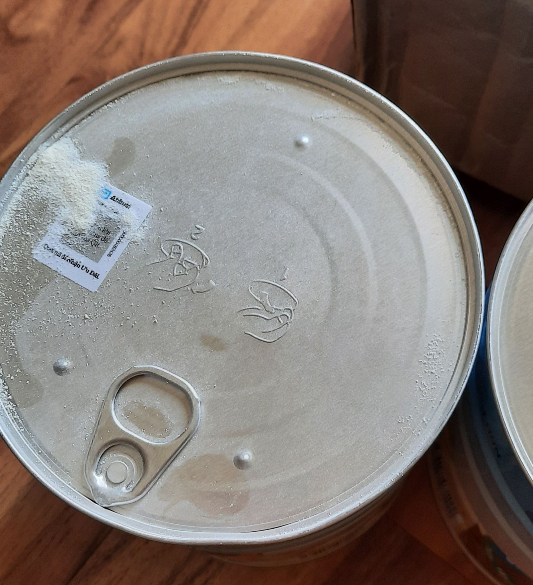 sản phẩm sữa, ở ngoài đề hàng dễ vỡ nhưng đóng gói chỉ với 1 thùng giấy mỏng. Đặt 2 hộp, anh nhân viên gh đồng ý cho xem hàng nhưng mình chỉ mở xem bên ngoài 1 hộp. Về nhà mở ra coi kỹ thấy 1 hộp bị móp -đã bung 1 phần nắp thiếc. Đề nghị lần sau đóng gói kỹ những sp như thế này!