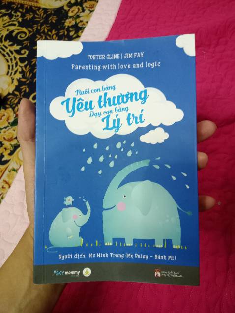 Yêu thương và Lý trí là 2 nguyên tắc cơ bản trong nuôi dạy con. Mục tiêu là giúp con trở thành một con người có trách nhiệm và hạnh phúc. Bố mẹ hãy để con được lựa chọn và được đưa ra những quyết định, việc này sẽ giúp ích cho con khi phải đối mặt với những khó khăn, thử thách sau này. Hãy để trẻ tự chịu trách nhiệm về những hậu quả tự nhiên mà trẻ gây ra, từ đó trẻ sẽ có những bài học bổ ích. Cuốn sách còn đưa ra 48 công cụ giúp giải quyết các vấn đề thường gặp ở trẻ dưới 12 tuổi. Xin cảm ơn các tác giả và nhà sách tiki đã đem đến 1 cuốn sách hữu ích.