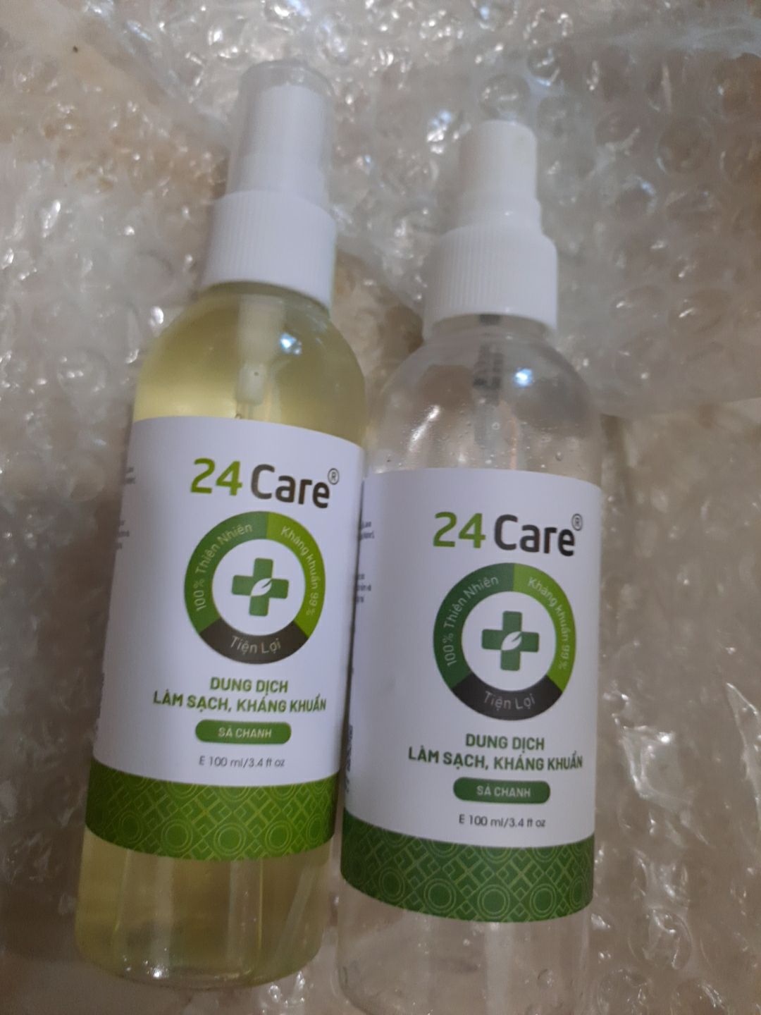 sản phẩm đợt sau mình mua có màu vàng nên không biết thế nào. lần đầu tiên mua có màu trong suốt mùi rất thơm. mình dùng để vệ sinh bàn ghế và xịt khử mùi phòng hiệu quả. xịt kiến thì rất ok, xịt muỗi thì phải trúng con mũi nó mới ngủm mà xịt gián thì cần nhiều hơn 1 chút. giá này rất ok vì nhu cầu sử dụng hằng ngày nhiều, nhưng thấy xài cũng lâu hết. cảm ơn tiki