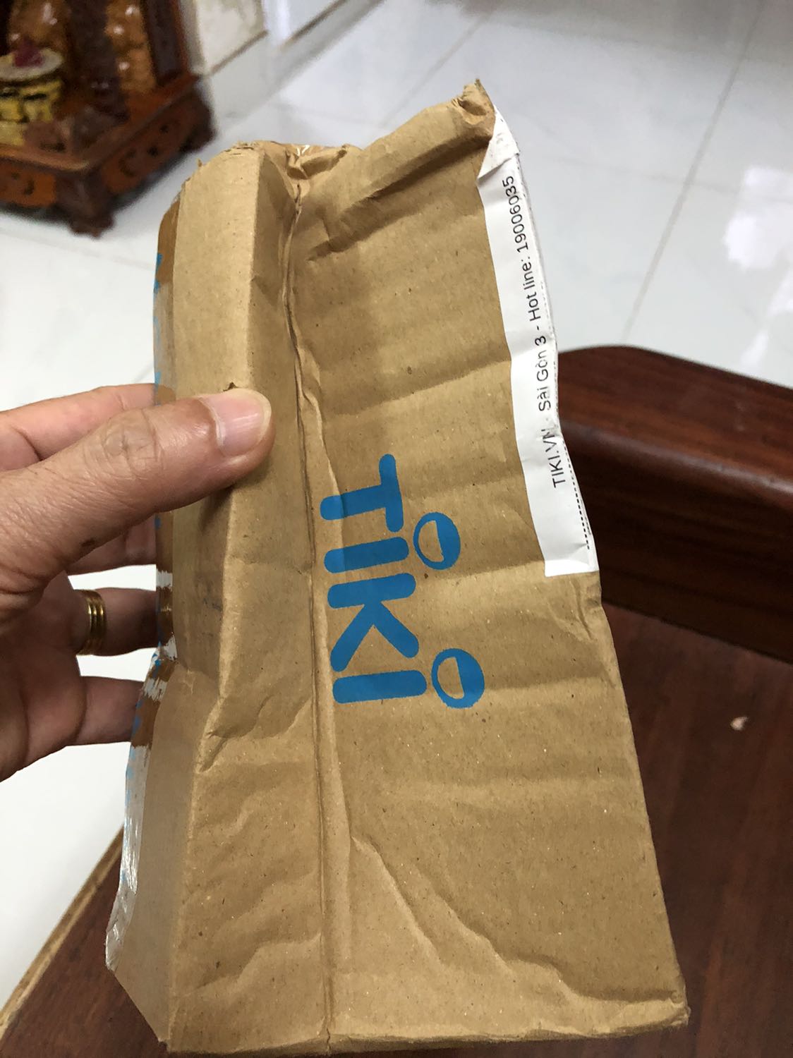 Kẹt dịch 2 tháng thì không nói. Hết dịch nhắc 2 lần mới gửi hàng mất thêm 1 tháng. Nhận được hàng thì móp méo như hình.