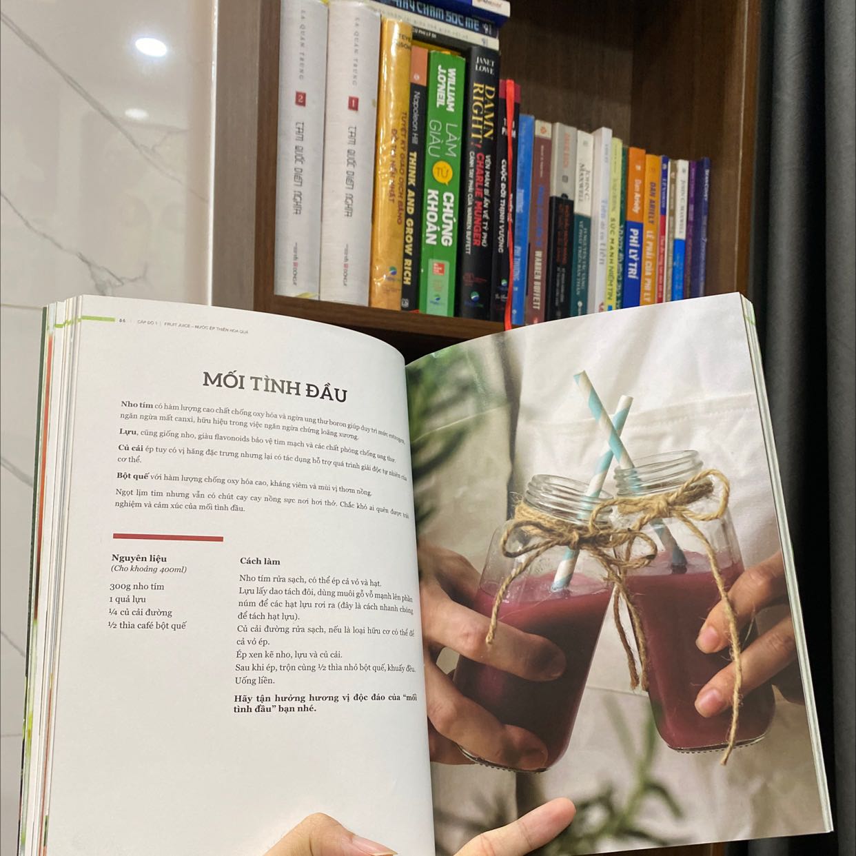 Nếu ai đã là một tính đồ của juice thì đây là một cuốn sách rất đáng để đọc, cuốn sách sẽ phân tích những từ cơ bản đến nâng cao của các thành phần chính phụ, cách bảo quản, cách ép juice tối ưu và cách mix các loại chốt giúp chúng ta có được những ly juice thơm ngon và đầy dinh dưỡng mỗi ngày