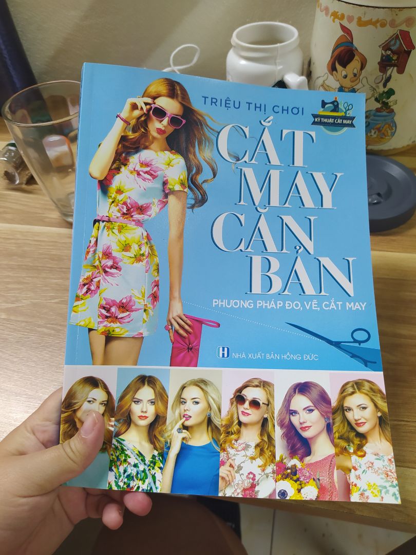 sách in sắc nét khá chi tiết ạ. nên mua nhé. nếu bạn nào thật sự đam mê. mình có đi học may ở bên ngoài nên đọc hiểu đc.bạn nào ko đi học may nếu đọc kỹ chắc vẫn làm đc ạ