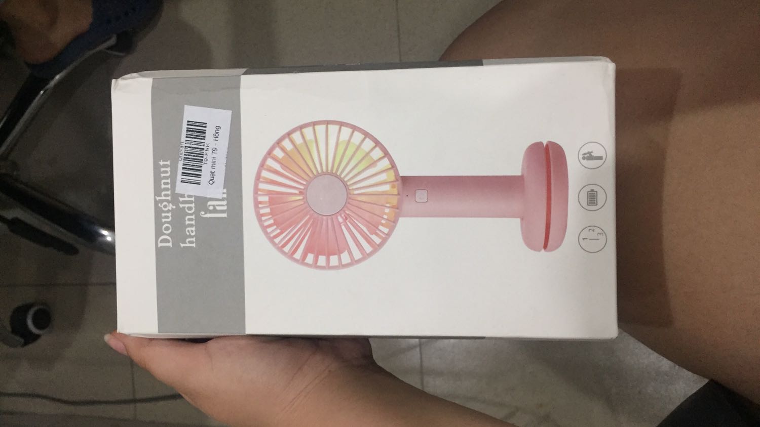 Quạt xinh quá trời, có cả đèn led nè 
Lười đọc thông tin shop nên về nhà bấm tùm lum lại thấy có đèn sáng trưng ha ha
Thích nhất cái đế quạt Donut vì tui thích bánh Donut