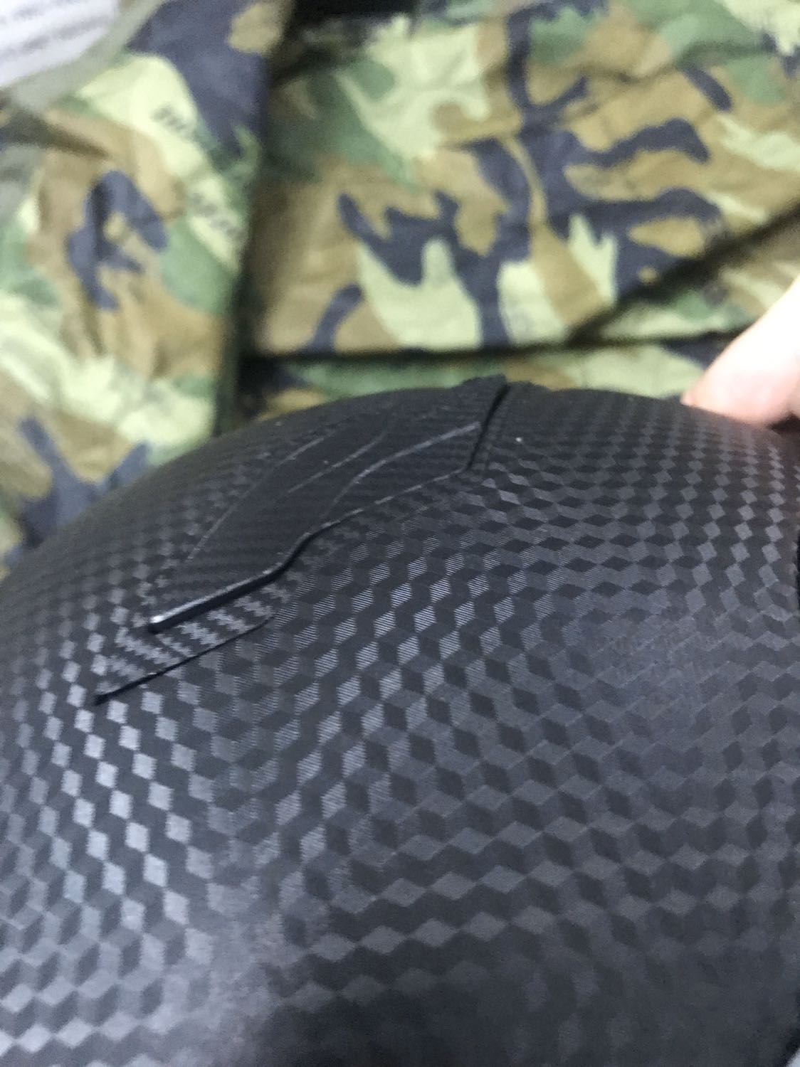 Độ chi tiết không cao, nắp thông gió phía trên đóng không sát, phần chốt gài mút đệm bên trong rất khó mở ra đóng vào nên mỗi lần cần vệ sinh rất khó gài được mút vào như cũ. Nhưng với giá như vầy là hợp lý.