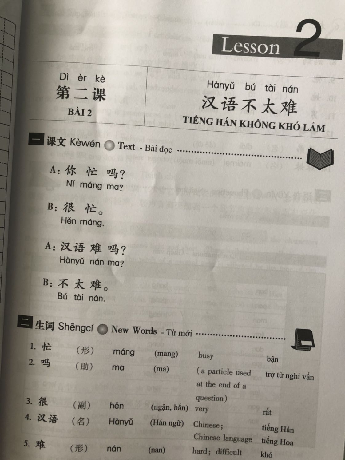 Về nội dung thì cuốn này rất phù hợp cho các bạn mới bắt đầu học tiếng Trung nhé, nó có mã code để mình quét nó sẽ hiện ra link video để mình học nữa nè ^^ mình đang học HSK1 và thầy mình cũng cho file PDF giáo trình này để học,  coi file PDF khó chịu quá nên quyết định lên đây mua 1 cuốn về học cho thoải mái ^^. Còn về hình thức thì sách hơi to 1 chút mà các bạn cũng biết bên TIKI đóng gói hàng ntn rồi đó, nên sách về có cong gấp méo mó cũng hơi khó chịu nhưng may thay sách mới không bị rách gi nên thoi cũng ok nhé, mong rằng TIKI thay đổi phần đóng gói để giao sản phẩm đến khách được đảm bảo hơn 😢