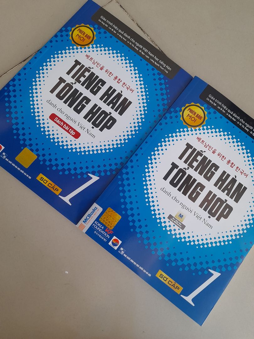 Hôm nay vừa mới nhậ đc hàng là lên review cho mn lun nèeee 
sách rất là xinkkk xẻo nhoooo mn 
tuy là bản trắng đen nhưng mà chữ in siêu rõ nét, kh sợ bị khó đọc
tiki thì giao hành nhanh khỏi bàn rồi 
mong rằng là mình sẽ sớm học xong em sơ cấp 1 này để mua thêm 1 quyển sơ cấp 2 nữa 
Mn cùng mình cố gắng học tiếng Hàn nhaaaaa 💜💜💜