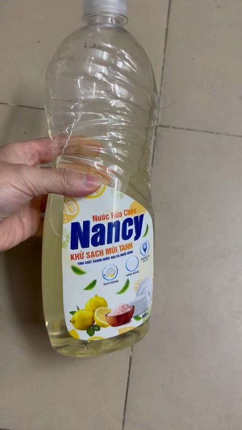 Nước đặc sánh , thơm dịu không quá nồng, nhiều bọt , tẩy dầu mỡ khá ok , mới thử cái áo trắng bị dính mỡ 😝
Nói chung là ok , hàng về trúng hôm có đám giỗ bóc ra thử liền