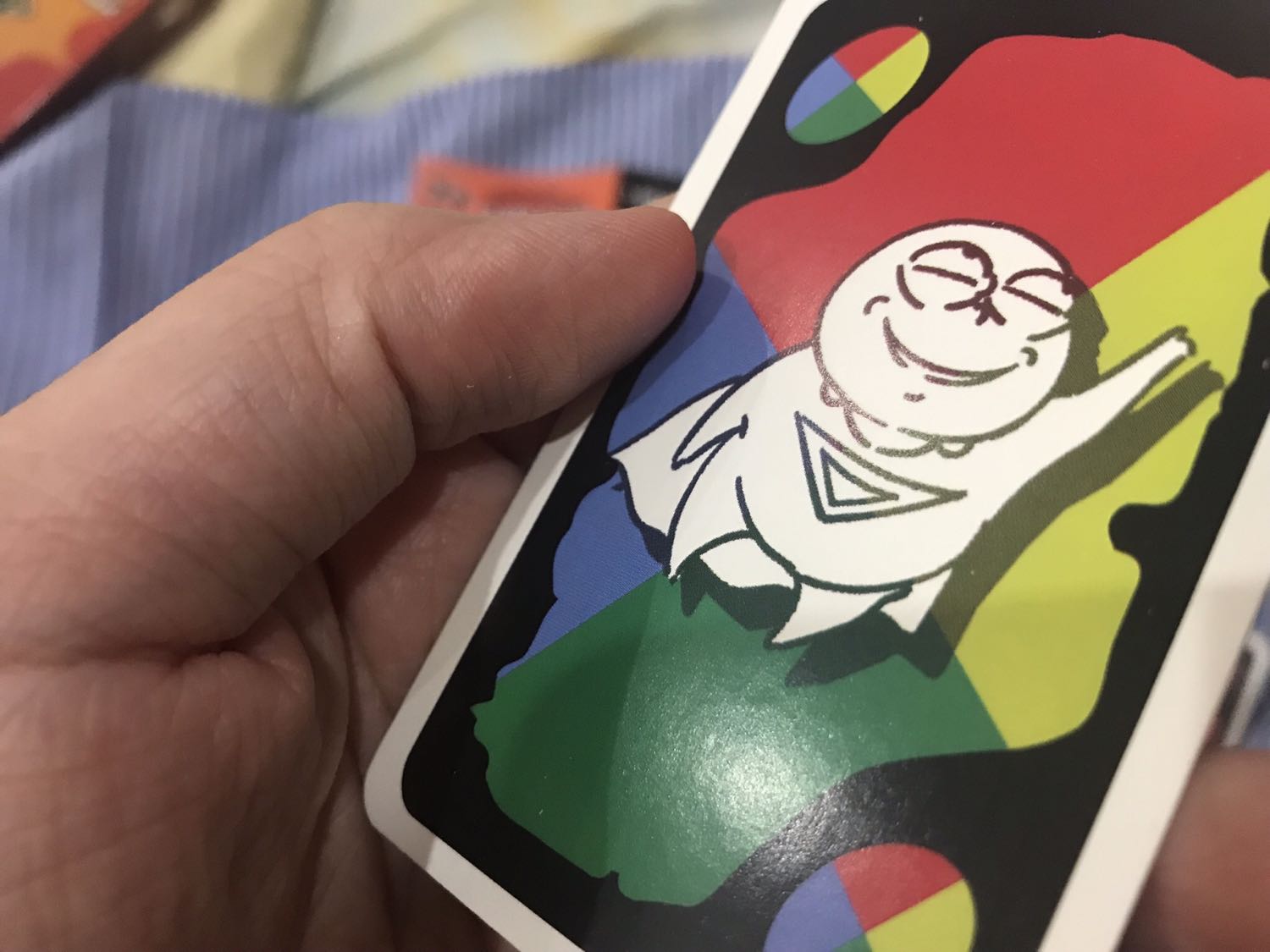 Mỗi hộp 2 bịch bài và 1 tờ luật chơi.
Hài lòng bởi mức giá 65k thì chất giấy sẽ không bằng loại trăm mấy trở lên. Nhưng:
+ Luật chơi khá dễ hiểu.
+ Hình ảnh nhí nhố vui 
+ Giấy tuy không bóng loáng nhưng tương đối dầy (nhưng chính vì dầy nên cân nhắc nếu ép nhựa sẽ phải cắt chừa biên rộng thì cầm sẽ hơi khó xíu nhé)
+ Màu sắc sẽ nhạt hơn hình chụp.
+ Mặt chơi thì bóng hơn mặt lưng.
Nên mua chơi, người lớn cũng thấy vui như con nít. Cô Hai mình 50t hơn rồi vẫn vui lắm khi chơi cùng ^^