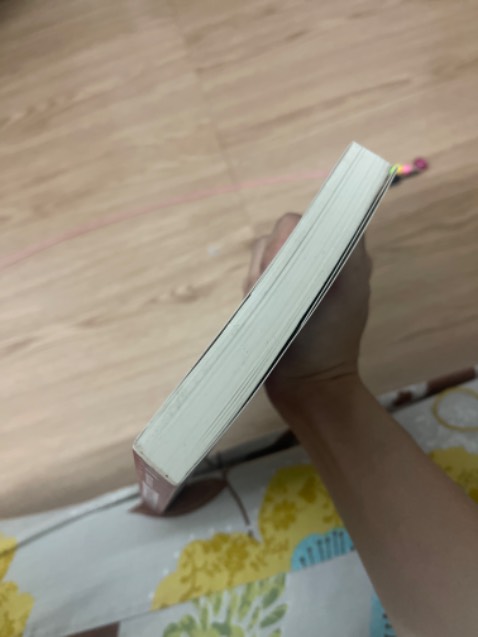 Sách như sách cũ. Khi giao đến sách ko có bọc kiếng, viền và bìa sách bẩn và móp méo :) quá chán