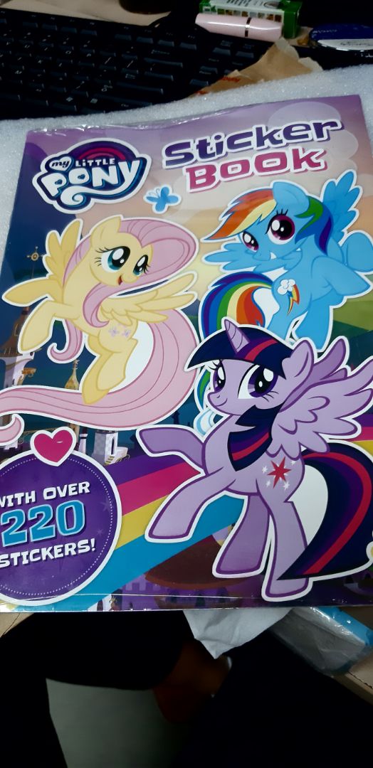 cũng tạm được. không nhìu hình sticker lắm. giấy trắng cũng hơi dày. không tô được màu nước