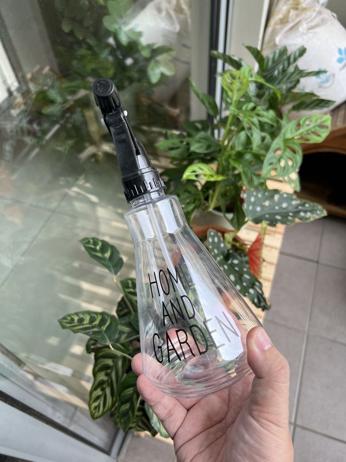 Vặn nắp để chuyển hai chế độ phun sương và phun thành tia các bạn nhé!