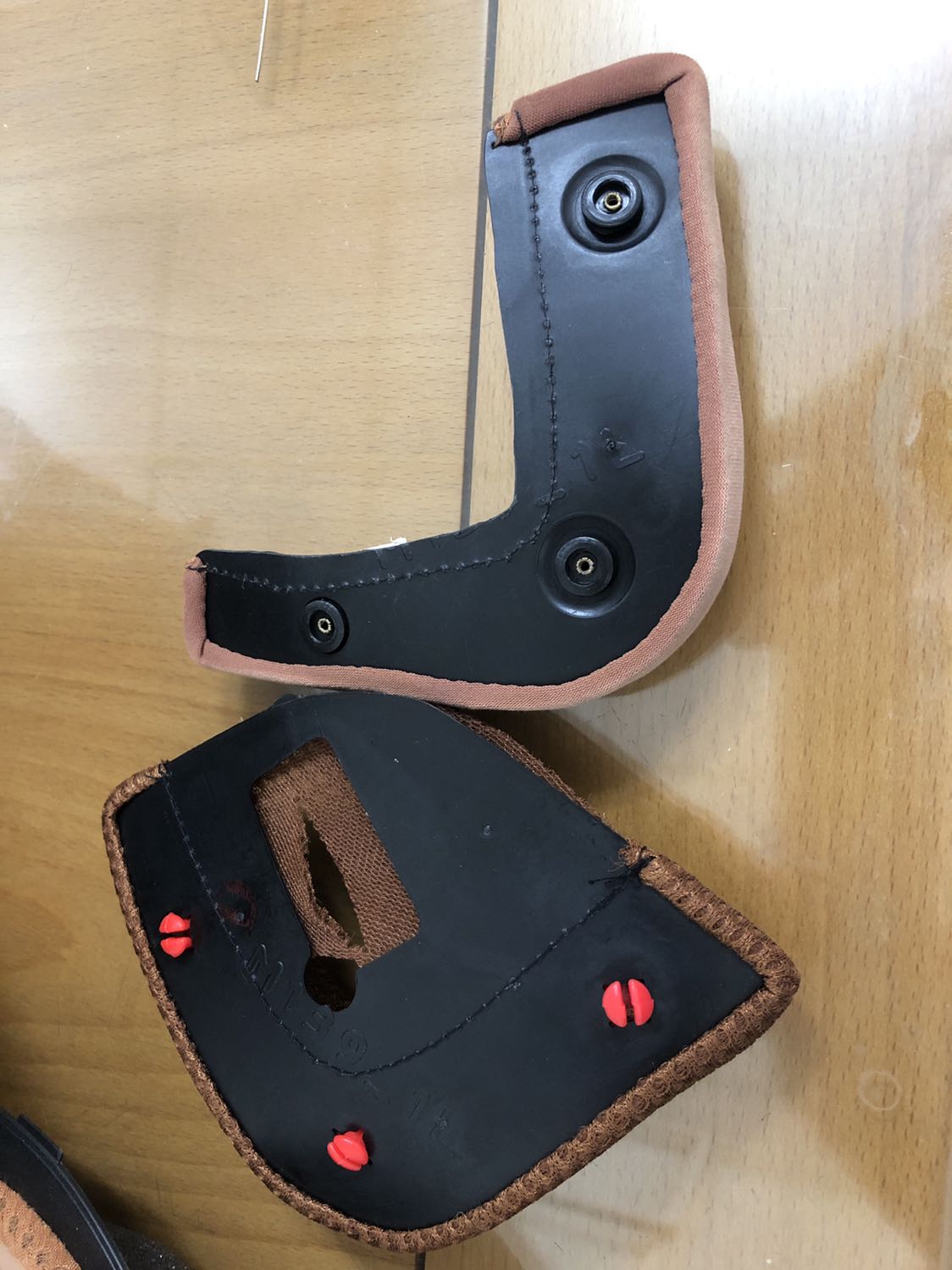 Nút khuy ko có mua về thay cái cũ mà cuối cùng cất cái mới mua mang cất! Nút khuy ko có mua về thay cái cũ mà cuối cùng cất cái mới mua mang cất!