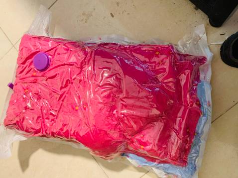 Đóng gói hàng rất cẩn thận, đủ hàng và dùng rất tốt .chưa bao giờ tôi thấy mọi thứ gọn hàng đến thế. cảm ơn shop rất nhìu. Mình mới nhận hôm qua, đánh giá liền sản phẩm này cho shop vì quá thích. Mình nhận là đủ 8 chiếc, đúng mô tả. có điều bơm tay thấy hơi mệt chút nhưng rẻ và rất chất lượng, các bác nào nhà có máy hút bụi thì có thể hút lại nhanh hơn, ko cần bơm, nên cũng nhẹ nhàng. Chăn gối thì dồn vào rồi hút, bỏ gọn vào được chứa đồ được nhiều. mình cứ băn khoăn mấy loại túi hút này, nay cầm tận tay dùng thử thấy chất lượng khá tốt. mình thì thích túi to hơn, để đựng cho nhiều, tuy nhiên mỗi kích thước mỗi size sẽ phù hợp cho từng gia đình, có điều đừng để vật nhọn vào thì dùng có mà bền mãi. Thấy phòng ốc gọn gang hơn, đồ đạc cho vào trong tủ đỡ bị bừa bộn nên khá an tâm!! 
Cho shop 5 sao, tôi sẽ ủng hộ trong các lần tiếp của sp này!