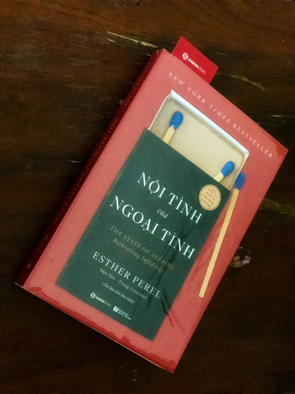 Cuốn sách viết một cách khách quan về nguyên nhân côt lõi và hệ quả của ngoại tình với một tâm thái cởi mở. Người ta luôn bài xích người phản bội với đủ thứ lý lẻ và chuẩn mực đạo đức, cốt là để bảo vệ bản thân không rơi vào tình huống đó. Con người ta không nghĩ rằng, nhiều lúc người phản bội, chính họ cũng là người đang thương trong một mối quan hệ unhealthy hay toxic. Nói cho cùng, cái gì cũng có nguyên nhân và kết quả. Trừ những trường hợp lăng nhăng là bản chất thò không thể tha thứ. Suy cho cùng, ngoại tình chỉ là hiện tượng cho cái bản chất tình cảm đã rạn nứt trong mối quan hệ vợ chồng.