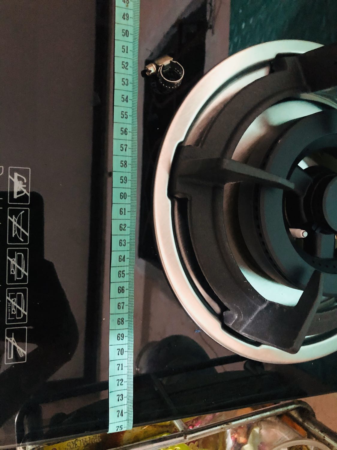 thông tin sản phẩm ghi kích thước 730x430; lỗ khoét tầm 100. 
thật sự kích thước 750x450, lỗ khoét phải 650x450 mơi dc. Chơi nhau vậy ah