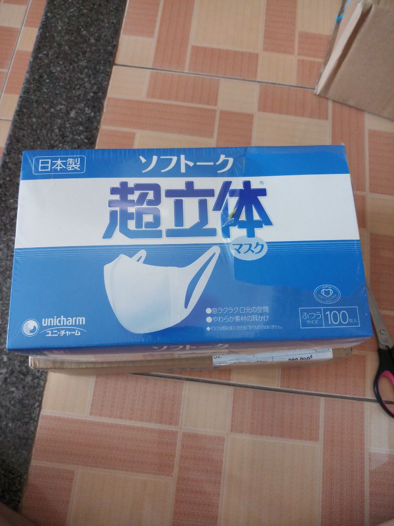 Tiki đóng gói cẩn thận. Tuy nhiên khi mình bóc phần phiếu gửi hàng của Shop ra, thì hộp khẩu trang bị mất 1 phần bao bì. Mình cảm thấy không hài lòng về điều này. Mong Shop lưu ý. 
Cảm ơn Tiki. Cảm ơn Shop.