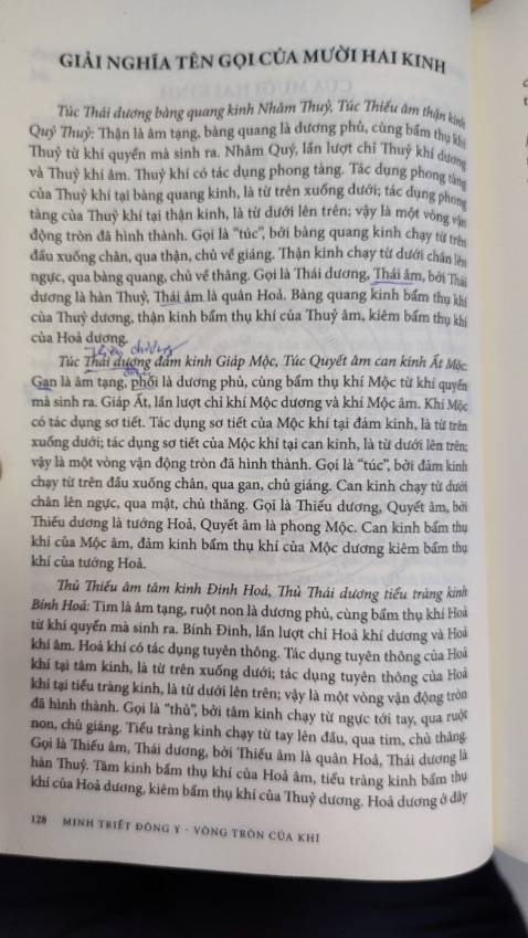 Sách thì nội dung cũng khá hay. Cô đọng nhưng mà có 1 số lỗi sai. Người dịch nên để nguyên các khái niệm yhct như tâm, tiểu trường, can thay vì dịch toàn bộ là tim, ruột non, gan..